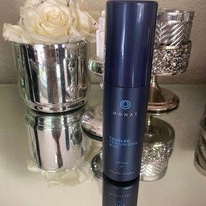 Monat Tousled texturizing mist